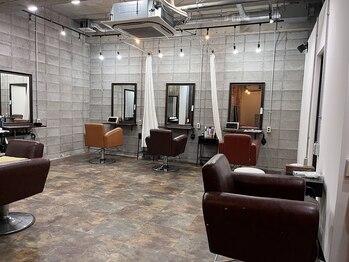 アイナ(AINA)の写真/少人数制だから叶うゆったりした雰囲気が◎大型店が苦手な方にもおすすめ◎