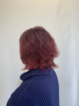 ジュリア(Giulia) 濃いめレッドで叶える、かっこ可愛い大人スタイル