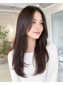 上品な艶感のあるナチュラルロング