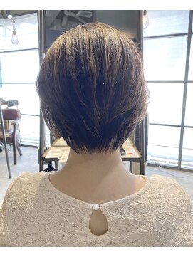 エミュー(emue) 30代40代★大人かわいいマニッシュ丸み耳かけショート○中島