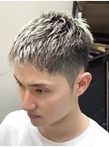 高めの刈り上げヘア