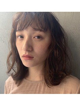 テンバイシオミエイチ(10 by shiomi H) くるくる前髪のニュアンスミディ/春パーマ/シアーグレージュ