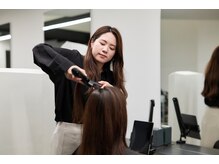 ツインブラシとこだわりのアイロン、そして細かいプロセスまでこだわる矯正は９５％の方が違いを実感