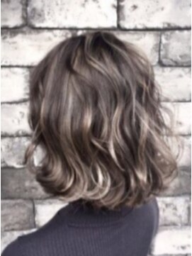 ラヴィエール(LAVIERE by R-EVOLUT) 色気のある3Dハイライト アッシュカラー 20代、30代、40代 柏