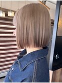 グレージュ切りっぱなしボブ前髪ありミニボブミルクティベージュ
