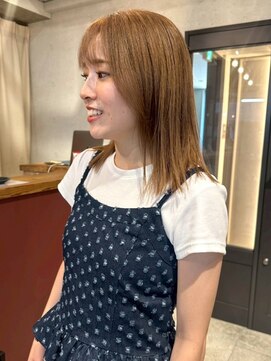 アトリエ(atelier.) 顔周りカット ハイトーン ベージュ ブリーチ ミディアムレイヤー