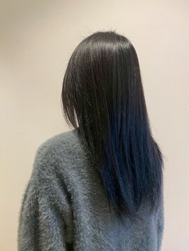 さりげないネイビーブルー×ストレートロング