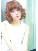 大人かわいい無造作カールとデザインカラー小顔丸みショートボブ