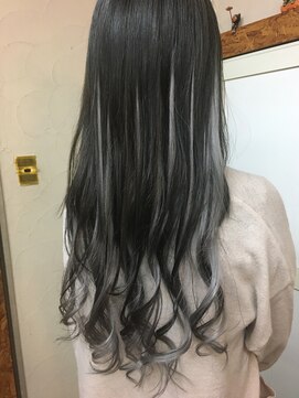 エクステンション アトレ(extention attre) 三つ編み込み45本。ブラックとシルバーアッシュでデザインカラー