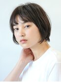 オリーブカラーカーキの小顔ショートボブ１　田原佐知子