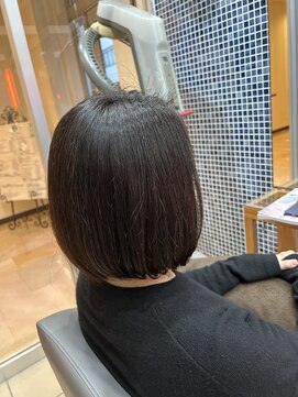 スタジオ アルファプラス 日暮里店(studio α+) ステップボーンカットカットボブショートハイライト白髪ぼかし/