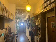 ヘアメイククロック(hair make CROCK)の雰囲気（エントランス～長い廊下が非日常へと....）
