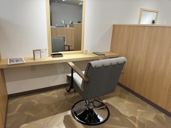 アンドゥ ヘア ファミリア(Andoux Hair familiar)の写真/ウッド調の店内でゆったりとしたサロンタイムを♪初めての方でも、緊張せずにリラックスできます☆