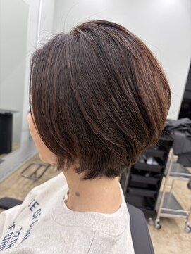 エイン(.EiN) 前下がりショートボブ&グレーピンク