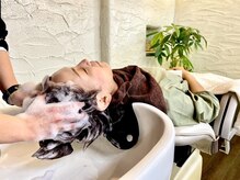 オーガニックシャンプーの泡で頭皮マッサージ