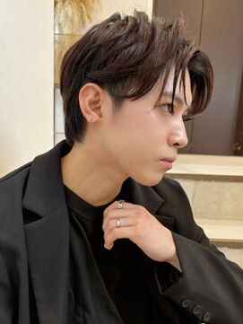 トルネード(TORNADO) センターパートツーブロック束感モテる黒髪フェザーパーマt729