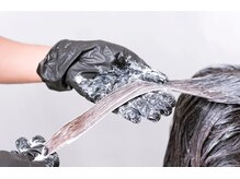 カラーと同時施術でダメージ最小限。柔らかいツヤと、手触りの良さがずっと続く髪に。