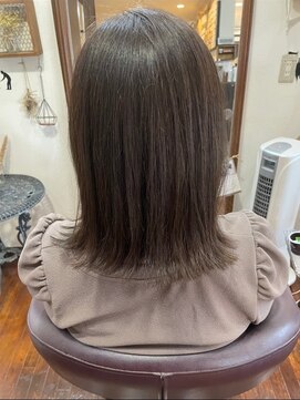 美容室 メザミー MESAMIES 大人可愛い外はねミディアムアッシュベージュ