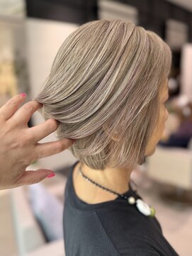 ステア ケース(stair case) 【白髪が多い方向け】白髪ぼかしカラー×ピンクのハイライト