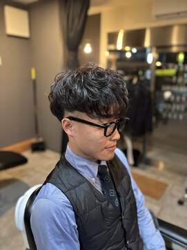 ザ ブライト バーバー(The BRIGHT BARBER) スペインカール風パーマ×０.4mmフェード