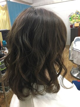 美容室エルカミノ コバルトアッシュでふわゆれセミディ