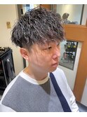 黒髪縦落ちツイストスパイラルパーマツーブロックマッシュ