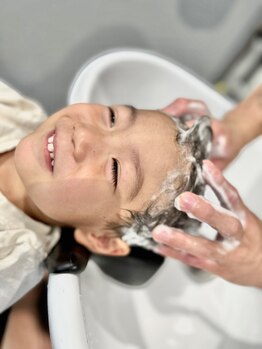 ヘアーサロン シャチ(SHACHI)の写真/炭酸シャンプーで頭皮の汚れと余分な皮脂を落とし、しっかりマッサージ♪健やかな頭皮へ導きます。
