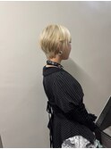 ホワイトブロンド×ショートカット