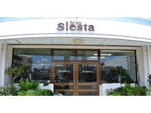 ヘアーサロン シエスタ(Hair Salon Siesta)の雰囲気（パッと目を引くオシャレな外観☆）