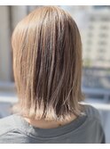 ミルクティーベージュ×外ハネ×切りっぱなしボブ