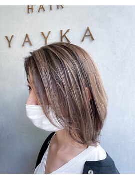 ヤイカ(YAYKA) ハイライトを重ねたコントラストデザインカラー。