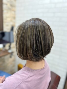 ハサミバイアトリエナガノ 千葉(8sami by atelier nagano) ショートボブ/センターパート/ツヤ髪/グラデーション/イヤリング