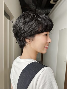 トゥナ 六角(Tuna) 毛流れショートパーマ