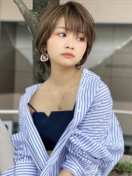 アンド ストーリーズ(&STORIES) 耳かけ/ショートボブ/フォギーベージュ/ウェーブパーマ【江角】