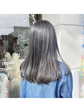 ヘアメイク アンフィ(amphi) 灰味ダークグレージュカラー(屋外自然光)