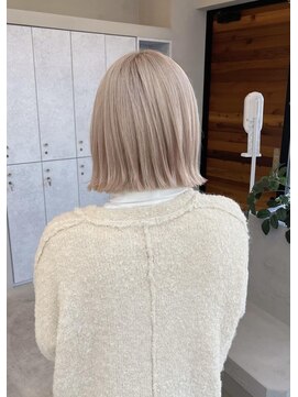 アム(am) グレージュ切りっぱなしボブ前髪ありミニボブミルクティベージュ