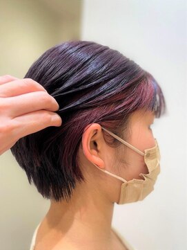 タヤ 相模大野サテライト店(TAYA) インナー暖色系イヤリングカラーレッド丸み小顔ショートボブ