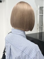 ココ 原宿(KOKO)&nbsp;ホワイト黒髪小顔クラゲヘアーオリーブグレーココアベージュ