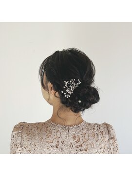 アパートメントヘアー ヘアアレンジシニヨンゆるふわアレンジ編み込み