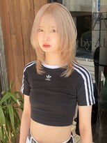 アミバイアブソ 新宿(ami by Absolute)&nbsp;ハッシュカット　ホワイトブロンドカラー