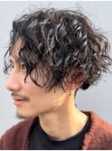 大人の波巻きスパイラルパーマミディアムロングメンズカットヘア