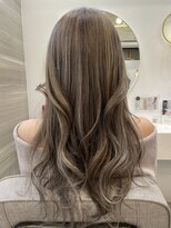 ラビス クローバー(Lovis clover)&nbsp;デザインカラー　レイヤーカット　夏のヘアアレンジ