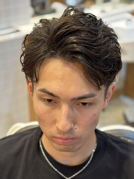 ゼロスバーバー(0's BARBER SHOP) フェザーパーマ/ツーブロ/アップバング/ショートパーマ/20代