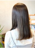 光をまとう、揺れるたび透ける初夏のグレージュカラー