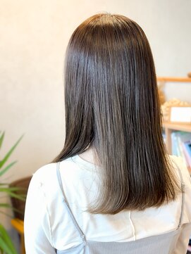 エホン(ehon) 光をまとう、揺れるたび透ける初夏のグレージュカラー