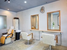 アリージュヘアー(Ari-jyu hair)の雰囲気(明るく落ちついた店内)