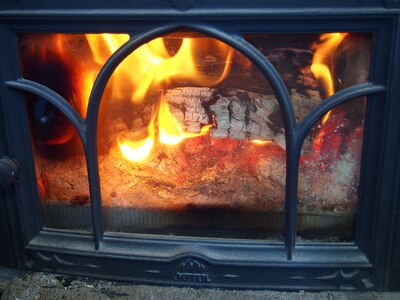 冬場は薪ストーブの炎に包まれながら、ポカポカの店内で(^O^)