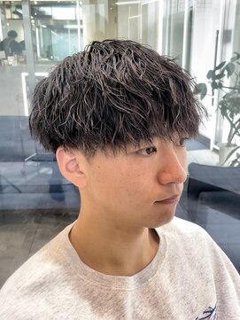 マグ カーネ バイ フィフス(Mag KANE by fifth) ツイストスパイラルパーマメンズマッシュセンターパートウルフ