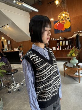 チャプター 問屋町(chapter) ブリーチなしブルーブラック切りっぱなし前下りボブぱつっとボブ