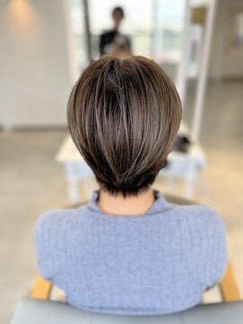 アイディアー スタジオコウベ(i-Dear studio Kobe) アッシュ系ハイライト×ハンサムショート